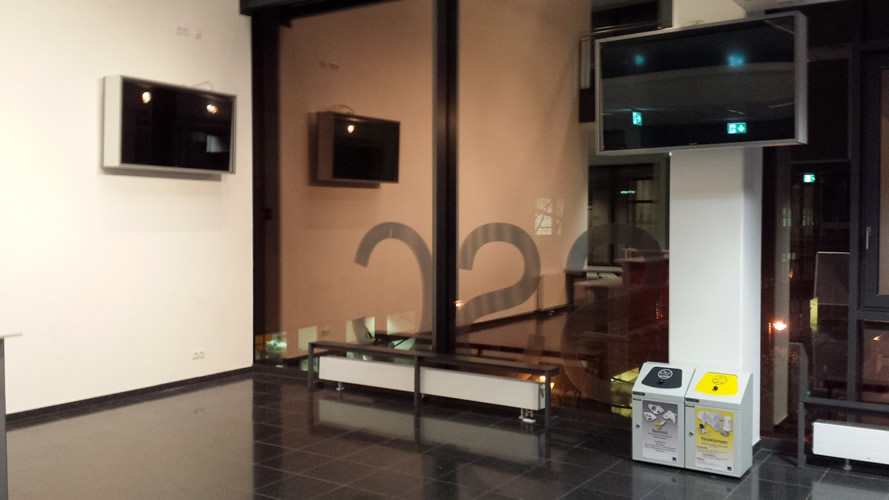 Befestigung eines Monitor Brandschutzgehäuses an Wand und Säule