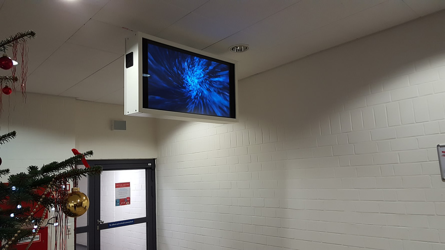 Deckenbefestigung eines Monitor Brandschutzgehäuses in einem Fluchtweg