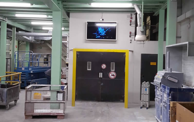 Monitor Brandschutzgehäuse an der Wand in einer Industriehalle
