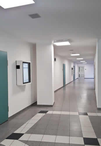 Monitor Brandschutzgehäuse an einer Wand im Flur
