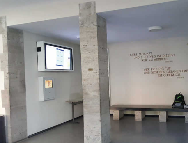 Monitor Brandschutzgehäuse an einer Wand in einer Schule